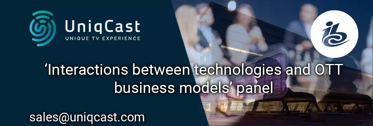 Un edificio con un grupo de personas de pie frente a él.