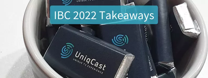Un cuenco lleno de libros de Uniqcast, con las palabras «IBC 202 Takeaways» escritas en la parte superior.