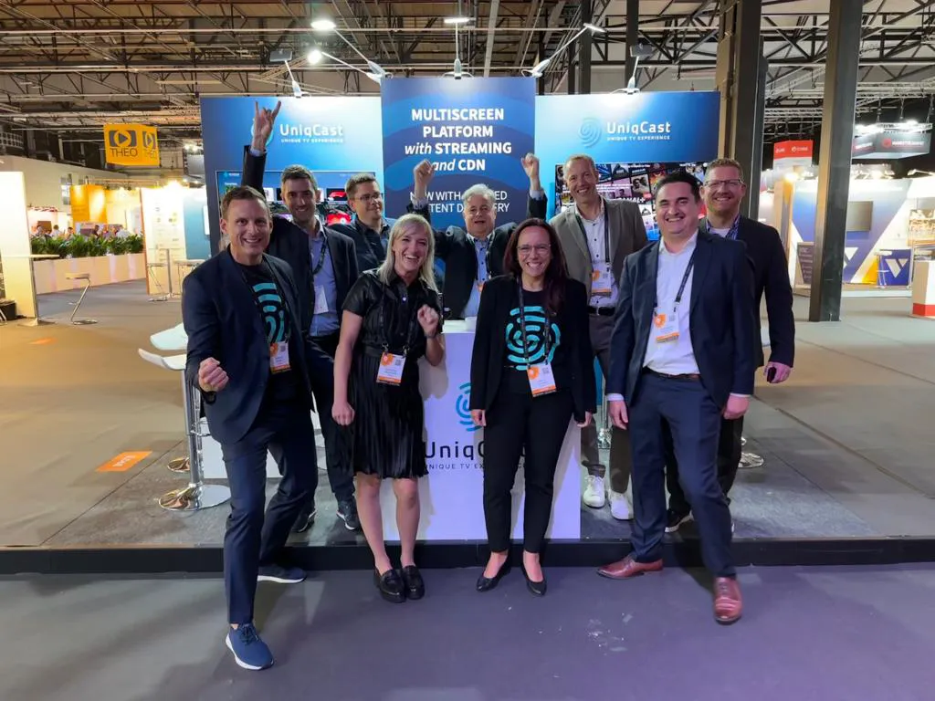 Foto del equipo de UniqCast tomada en la IBC 2023.