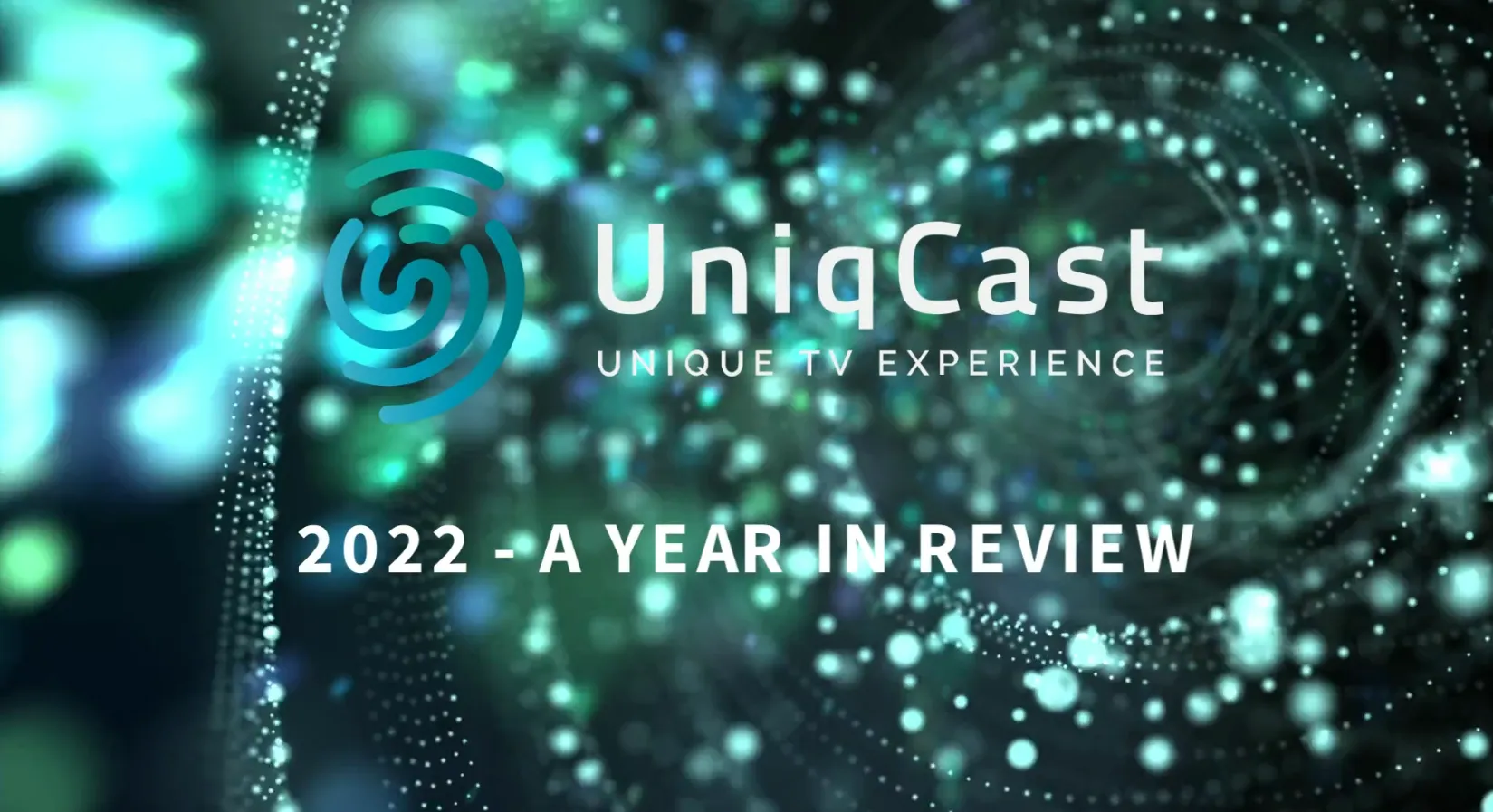 El logotipo de UniqCast va seguido de la frase 2022: resumen de un año.