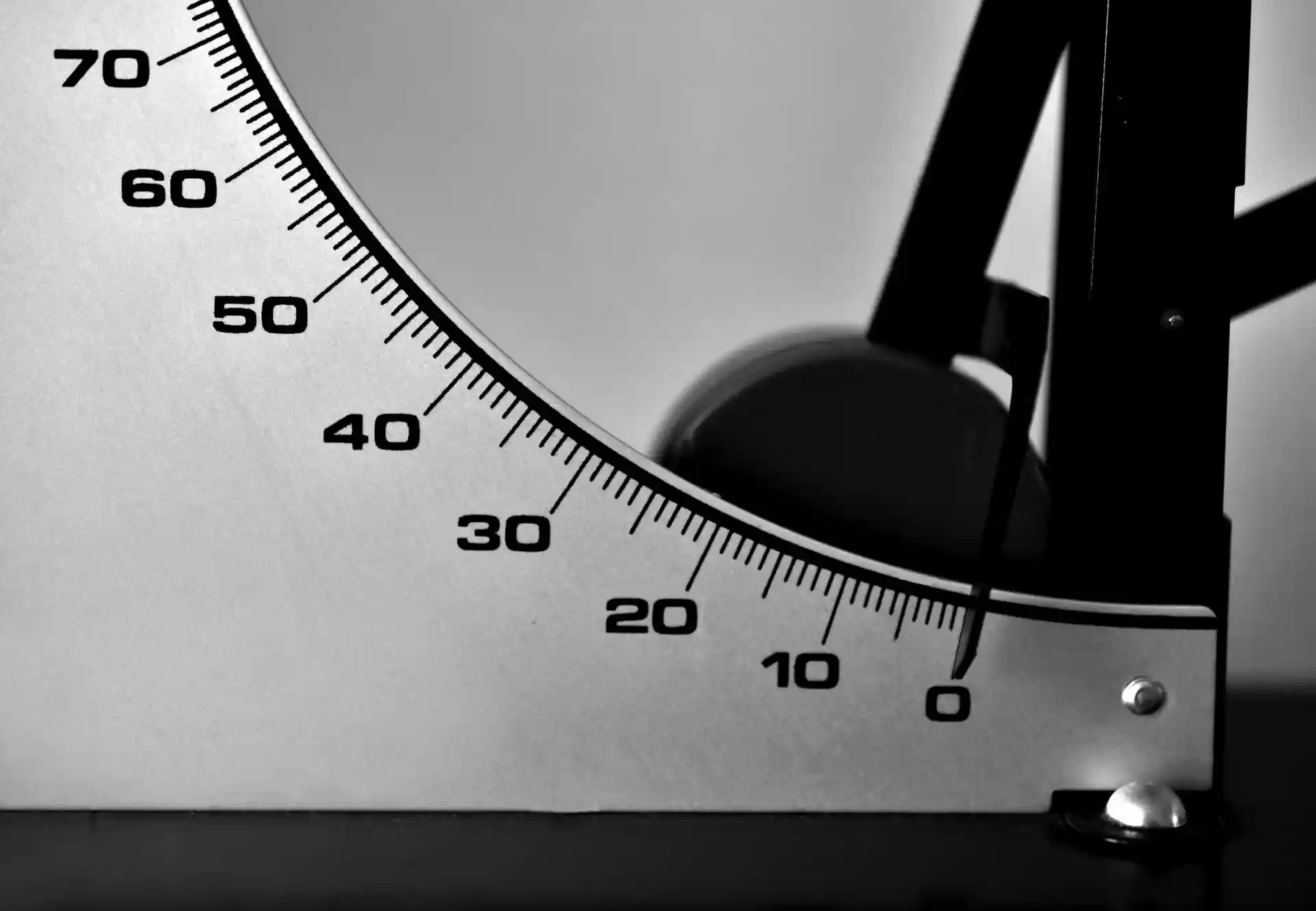 Primer plano de un calibre de precisión, con una aguja apuntando cerca de 20 en una escala marcada en incrementos de 10.