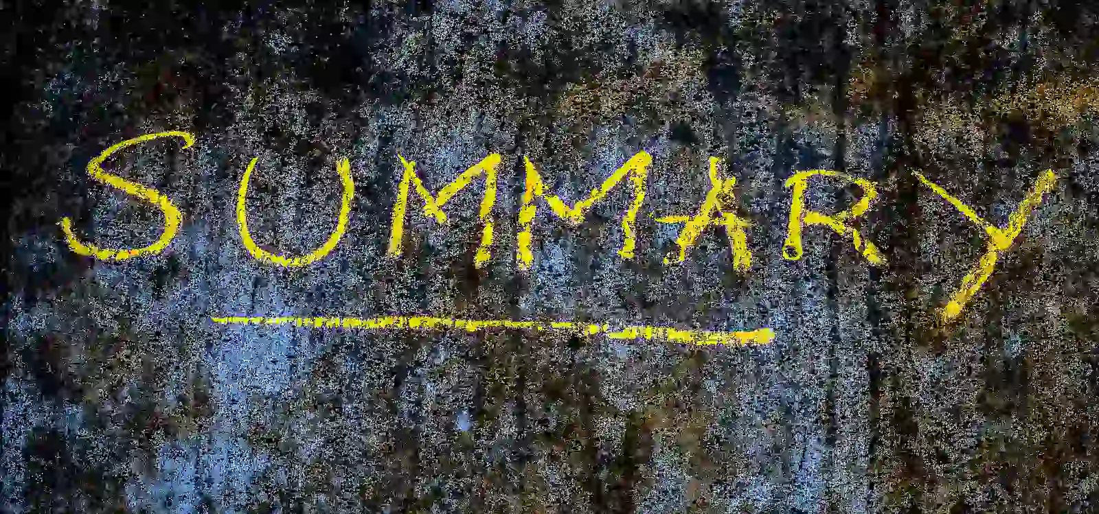 La palabra "RESUMEN" está escrita con tiza amarilla sobre un fondo oscuro con textura.