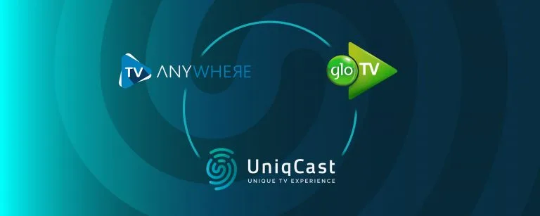 Se muestra el logotipo de Uniqcast sobre un fondo azul.