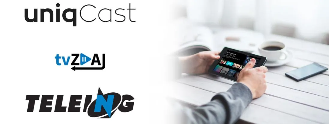 Una persona que sostiene una tableta con el logotipo de NGNG.