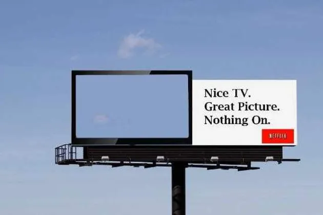 Texto "Nike tv great picture nothing on" escrito en una valla publicitaria.
