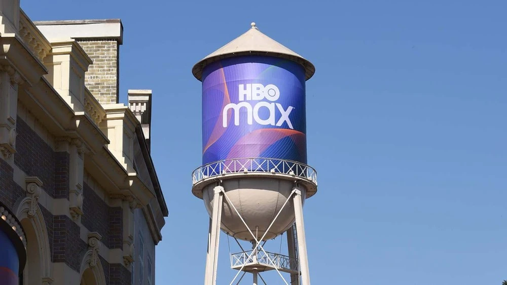 Hbo max torre de agua delante de un edificio.
