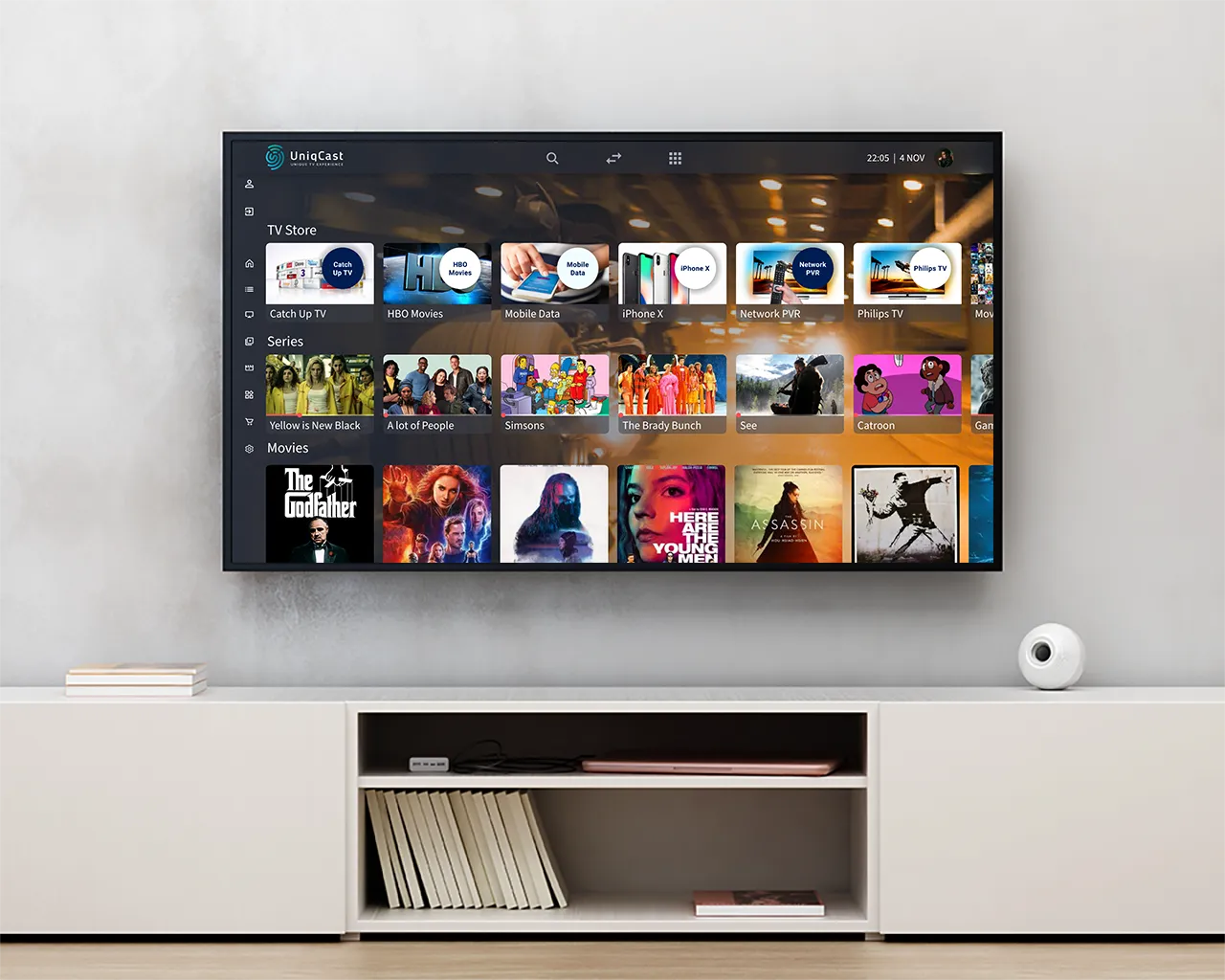 Televisor en un salón mostrando el panel de control de la plataforma OTT UniqCast.