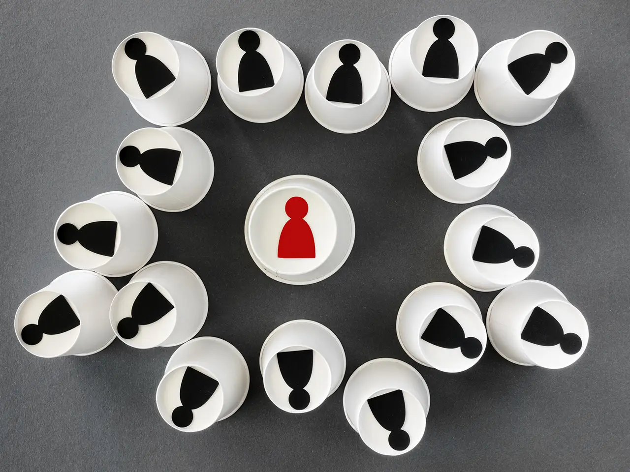 Un grupo de tazas de vendedor en círculo con un icono de vendedor rojo en el centro.