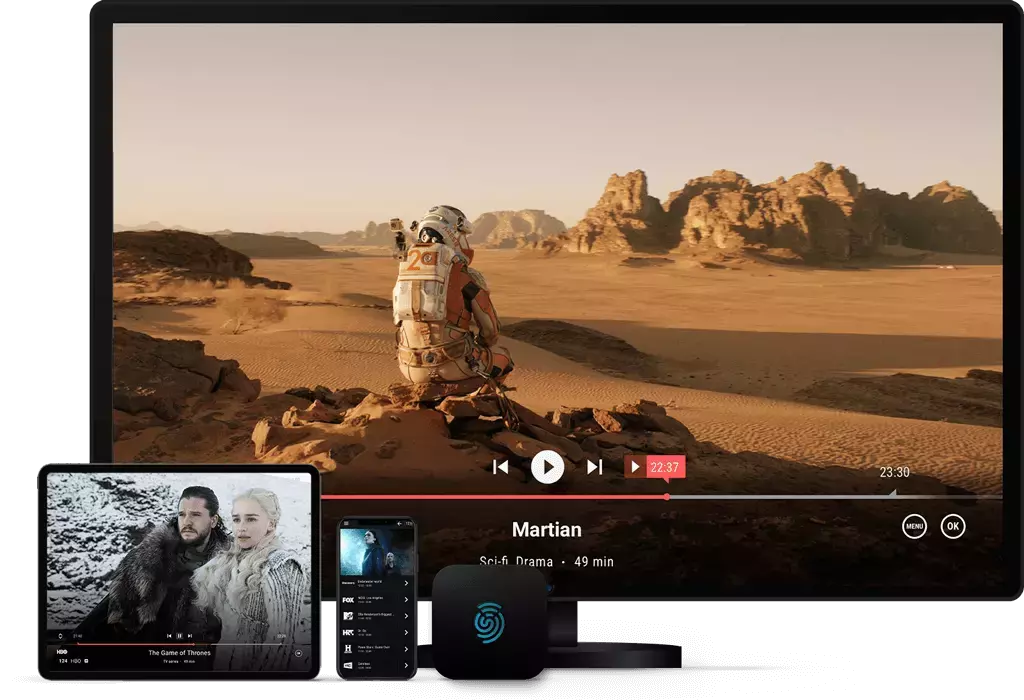 Imagen que muestra tres pantallas con el dispositivo STB al lado, dos de las cuales reproducen películas y una muestra la búsqueda de películas.