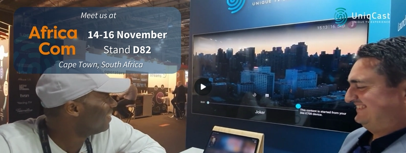 En una convención se exhibe un televisor de pantalla grande con el horizonte de la ciudad de fondo.