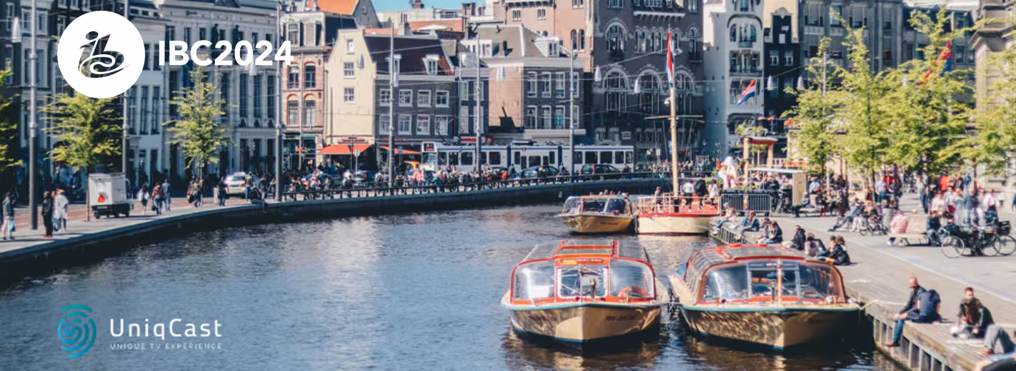 La imagen muestra un río con varios barcos flotando en él. Los barcos son de varios tamaños y están atracados cerca de la costa. Hay una ciudad al fondo, con edificios y un puente visibles.