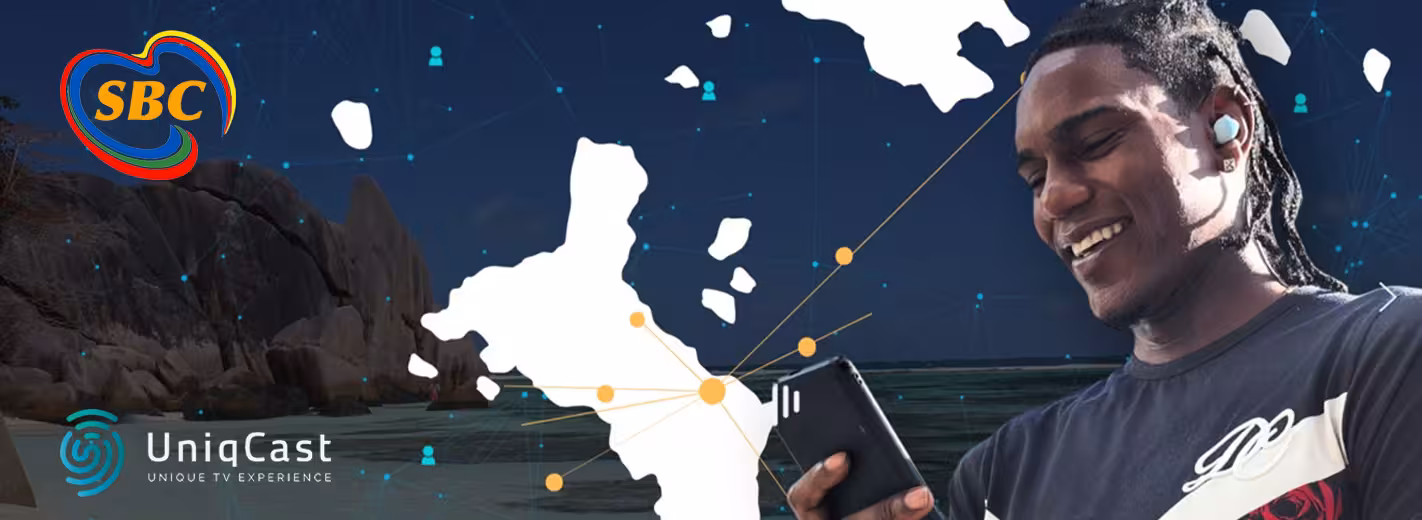 Una persona sostiene un teléfono celular frente a un mapa del mundo.
