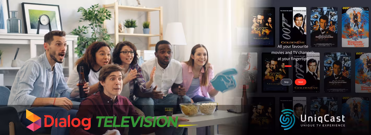 Un grupo de personas sentadas en un sofá viendo la televisión.