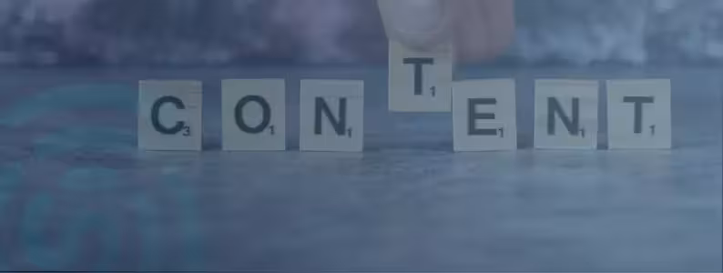 Una persona está arreglando fichas de letras para deletrear la palabra «contenido» en una mesa.