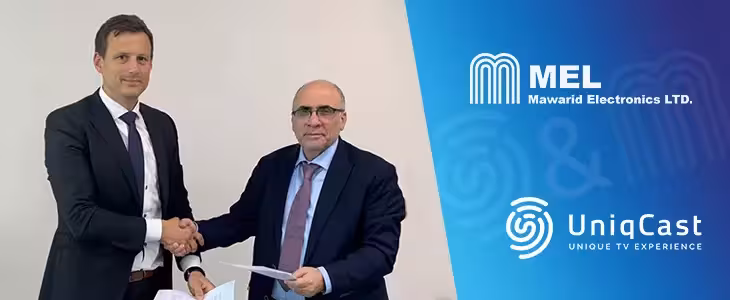 Dos hombres de traje y corbata están de pie frente a un fondo azul.