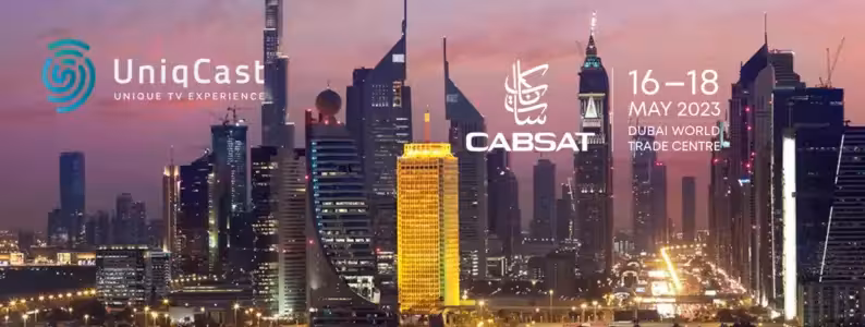 Un paisaje urbano con un gran edificio amarillo y el logotipo de CABSAT.