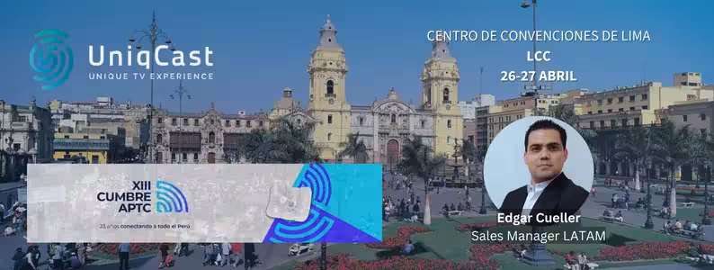 La imagen muestra una gran catedral con un edificio amarillo en el fondo. La escena está repleta de gente paseando y disfrutando de la hermosa arquitectura.