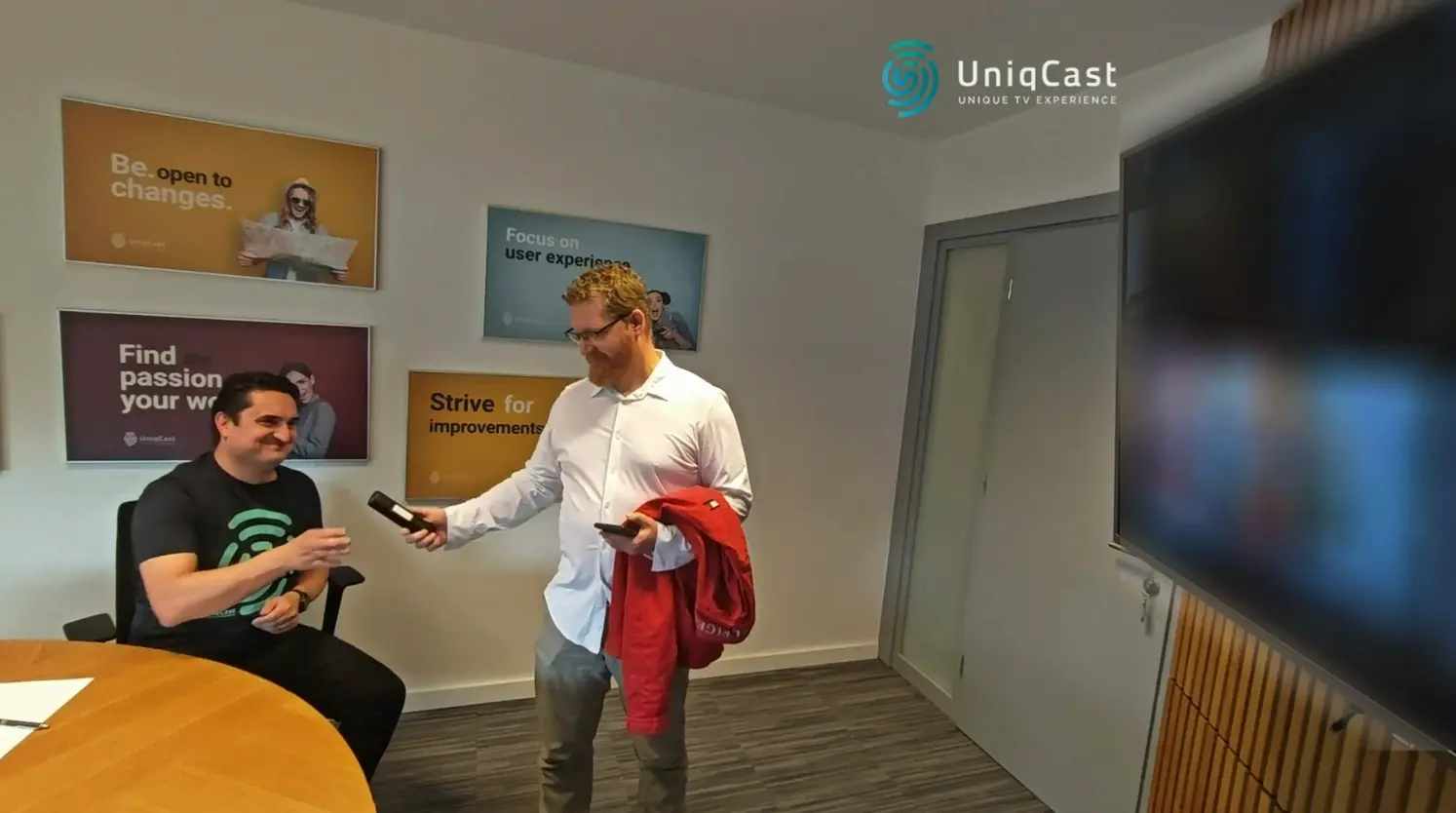 Captura de pantalla de un episodio de UCast Shorts en el que Ivan Biljan y Domagoj Bartolić hablan sobre la función de control parental de UniqCast con imágenes de los perfiles y configuraciones de IPTV.