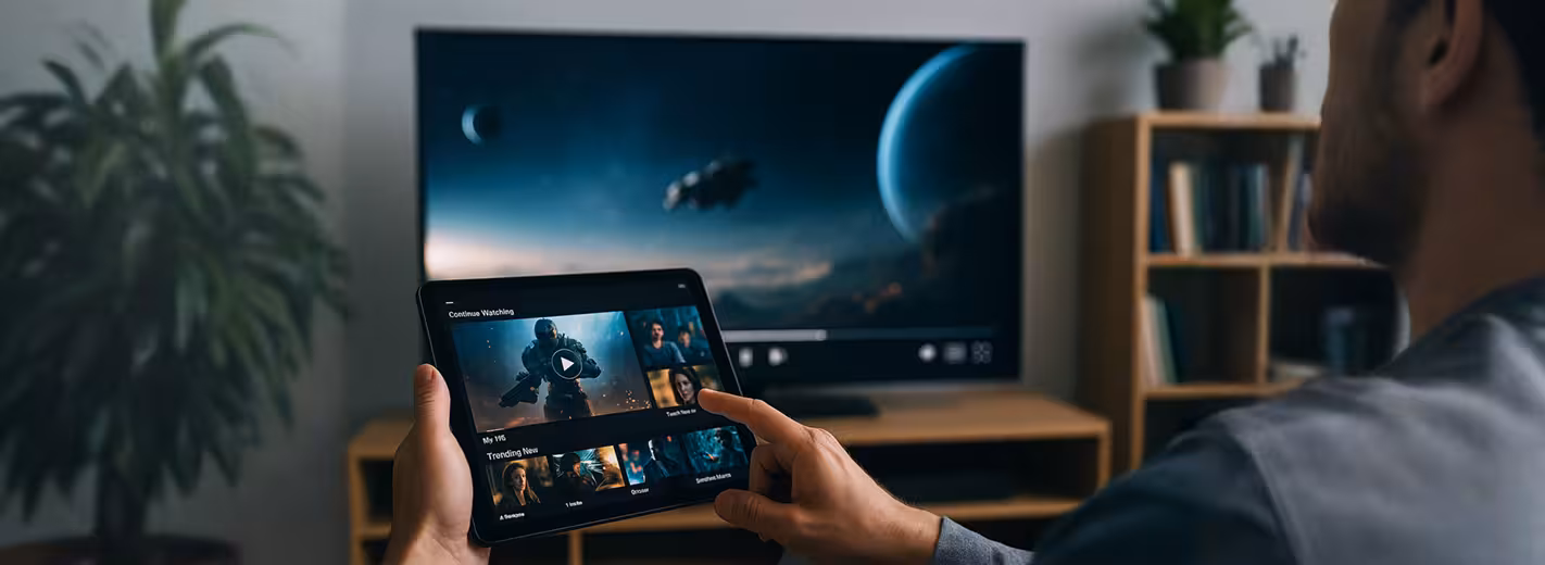 Una persona que ve películas en un televisor inteligente, además de resaltar las opciones de la aplicación y los pasos de configuración.