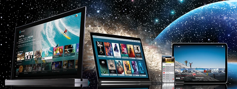 Smart TV, PC, smartphone y tableta mostrando la plataforma OTT UniqCast con un fondo de temática espacial.