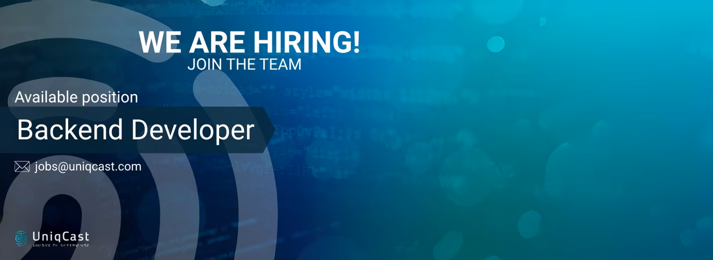 Anuncio de contratación para un puesto de desarrollador de backend con un claro llamado a la acción.