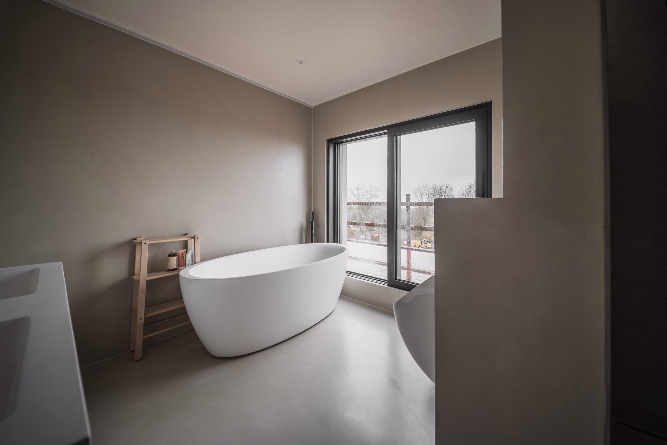 Béton ciré salle de bain : avantages, entretien et erreurs à éviter