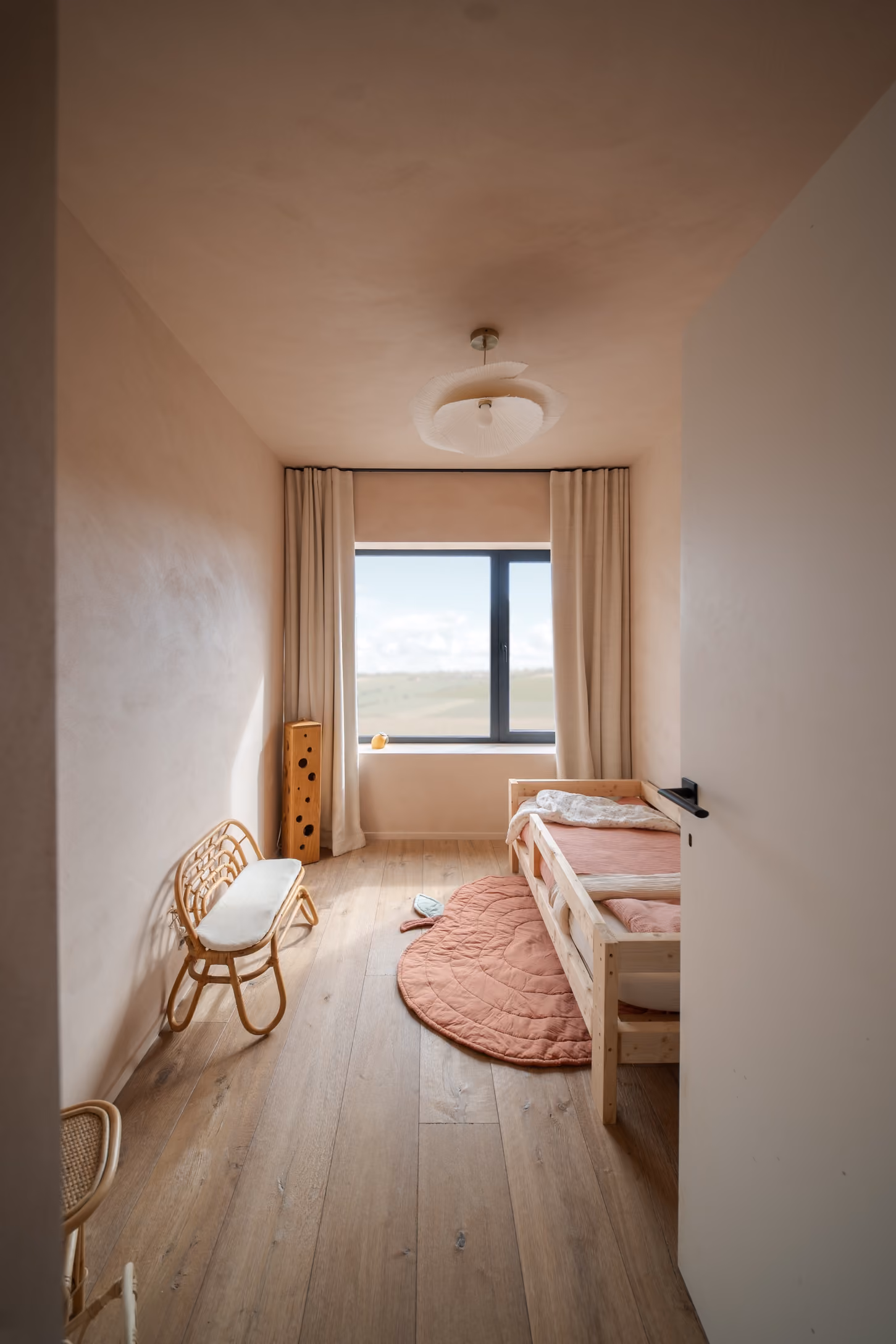 mur chambre pour enfant en chaux et parquet