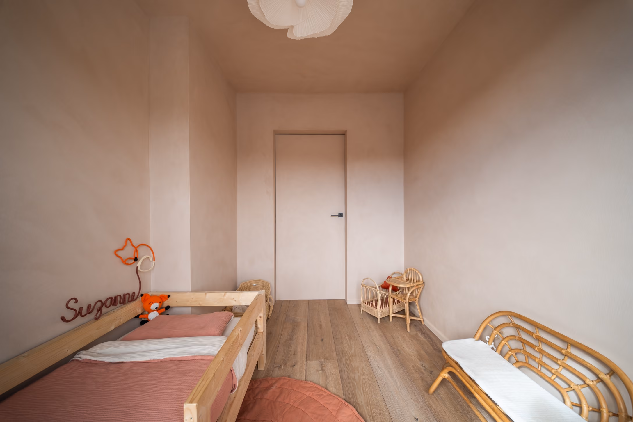 mur chambre pour enfant en chaux et parquet