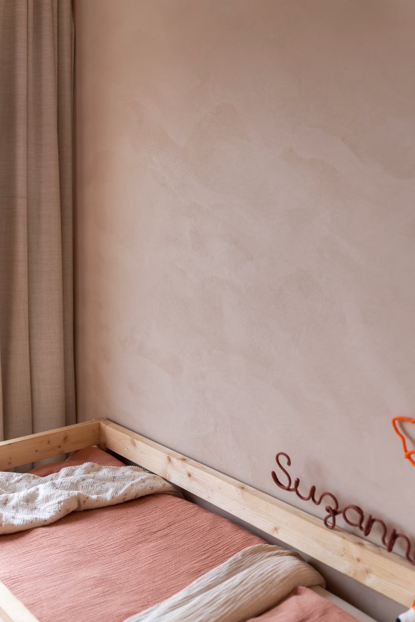 mur chambre pour enfant en chaux et parquet