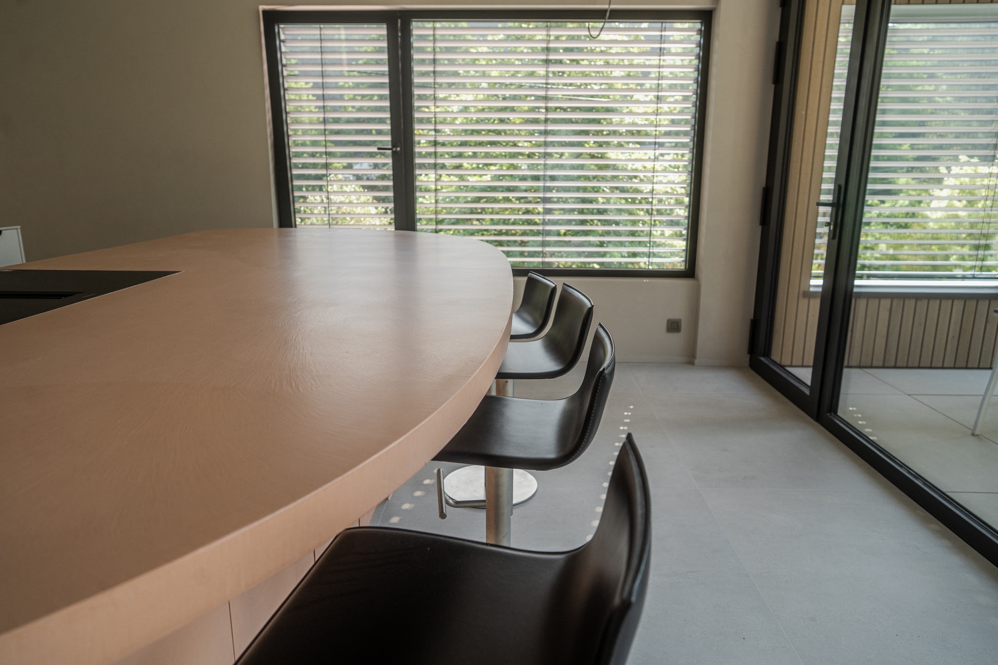 béton ciré tables maison cuisine salle de bain