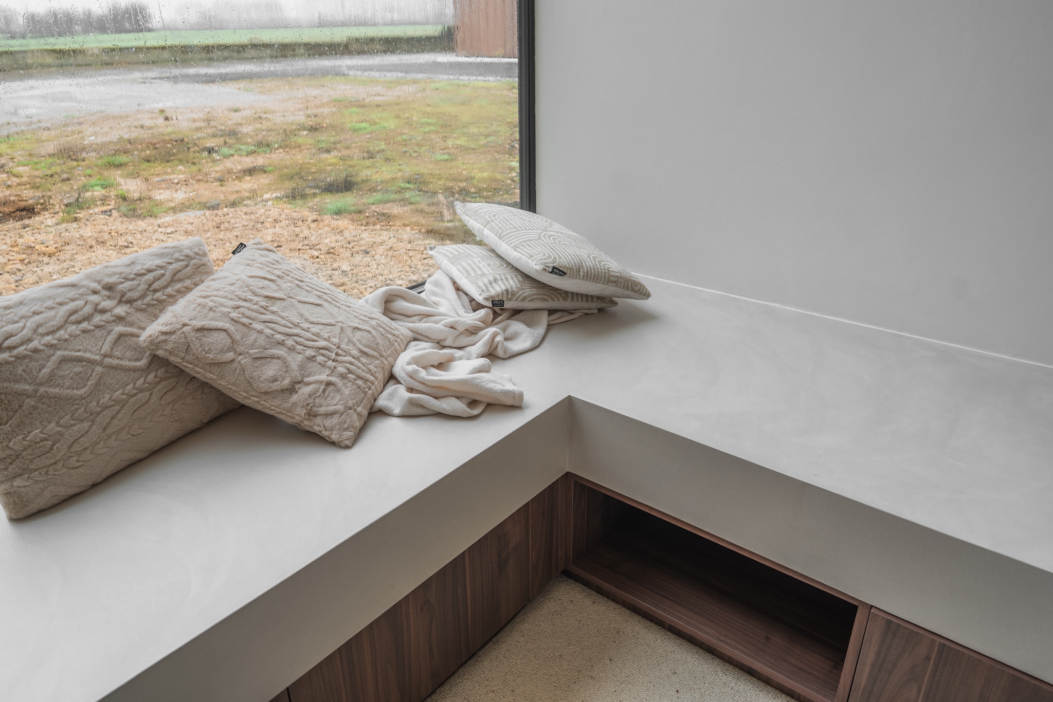 béton ciré avec cuisine et mobilier intégrés