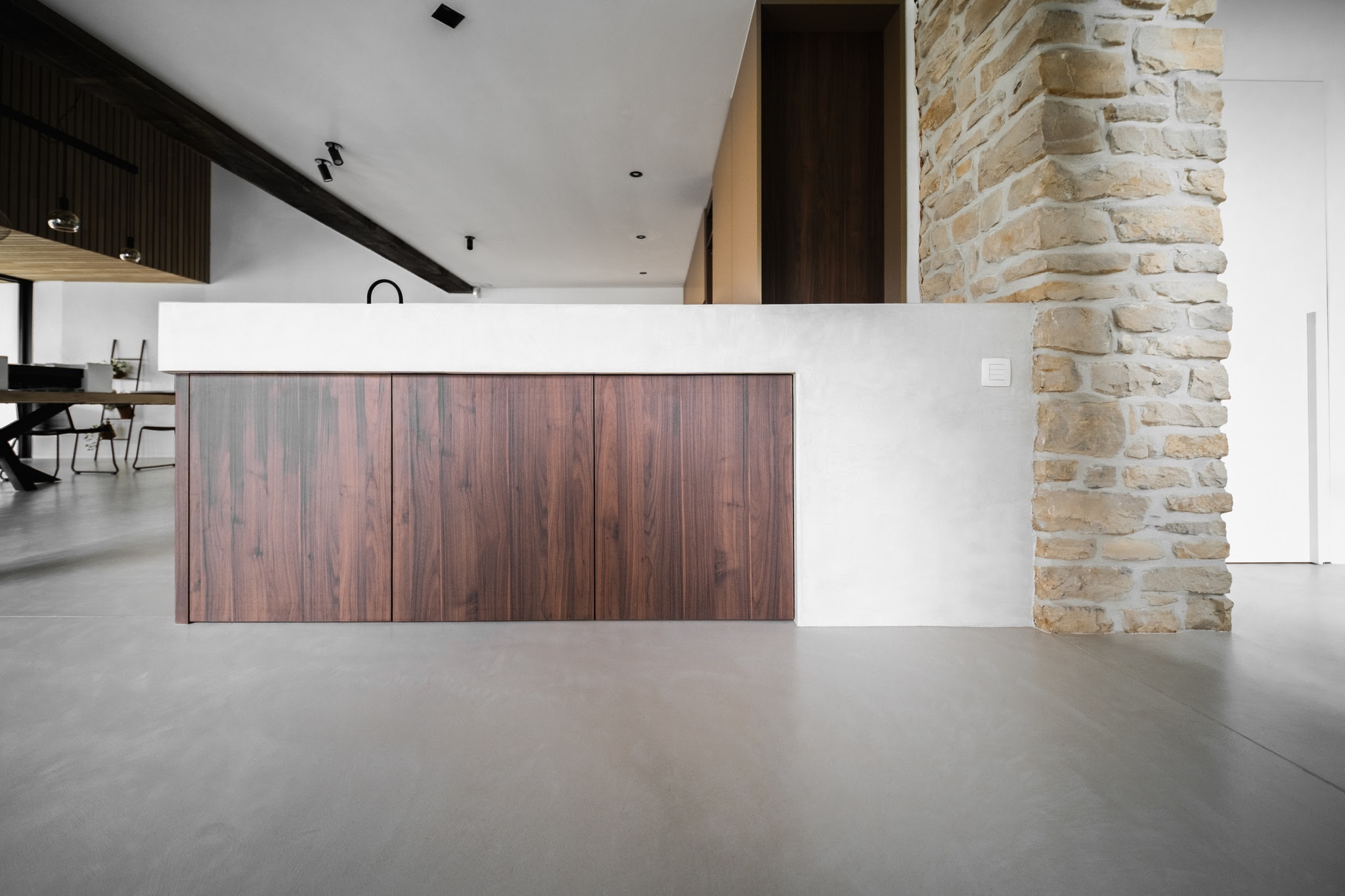 béton ciré avec cuisine et mobilier intégrés