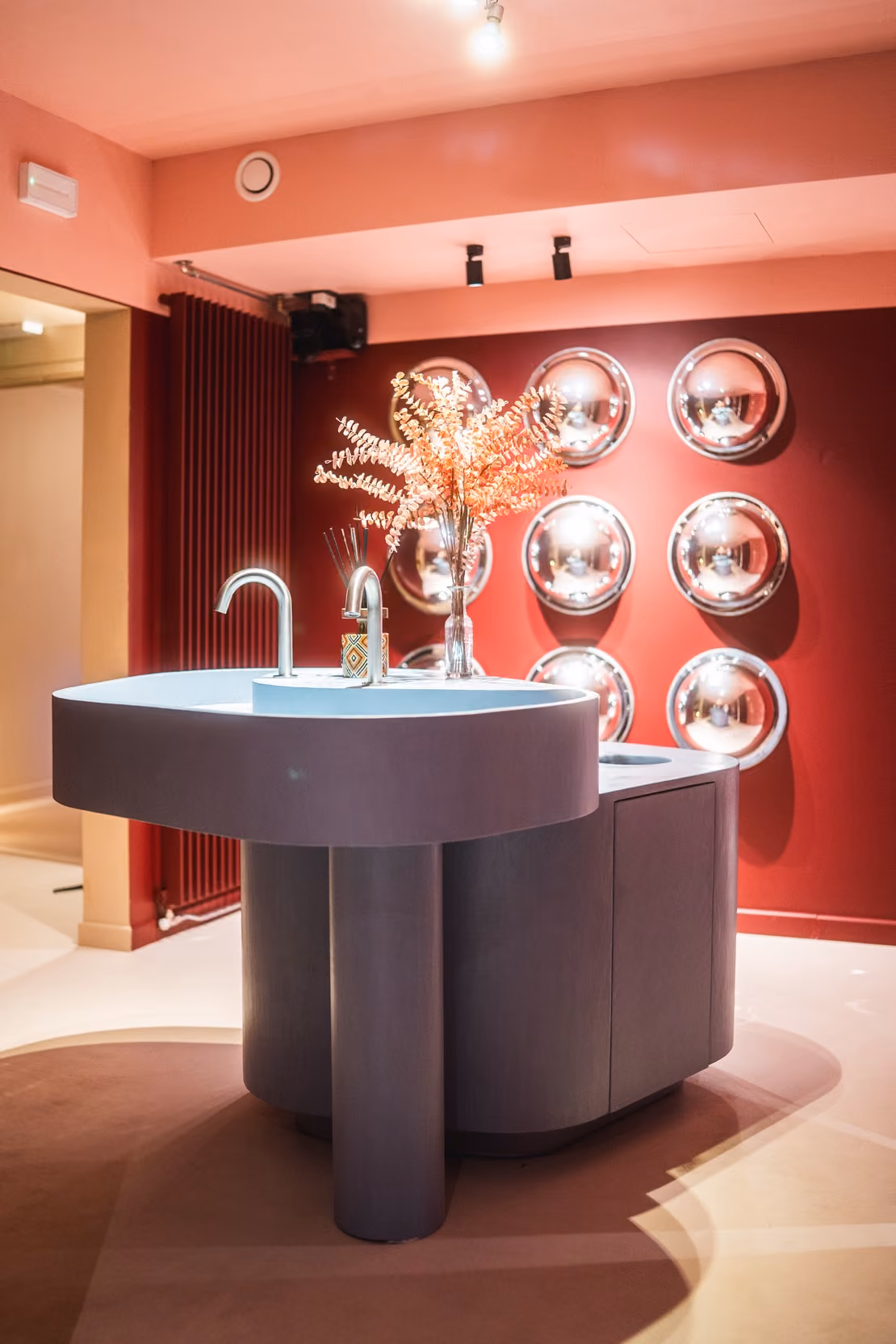 évier bleu en béton cîré toilette melba bastogne