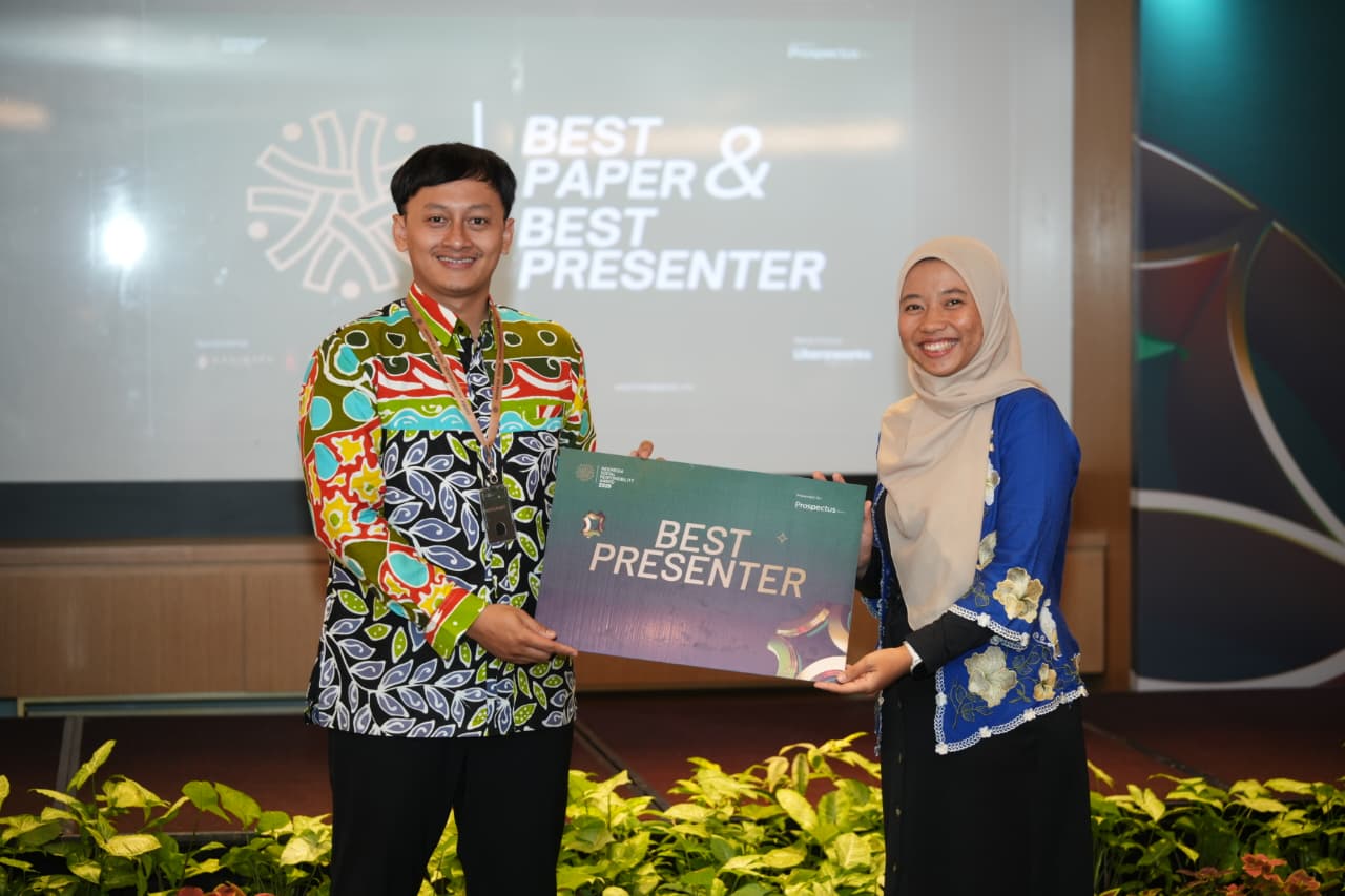 M. Nur Afif Aulia dari Manava menerima penghargaan Best Presenter di ISRA 2026