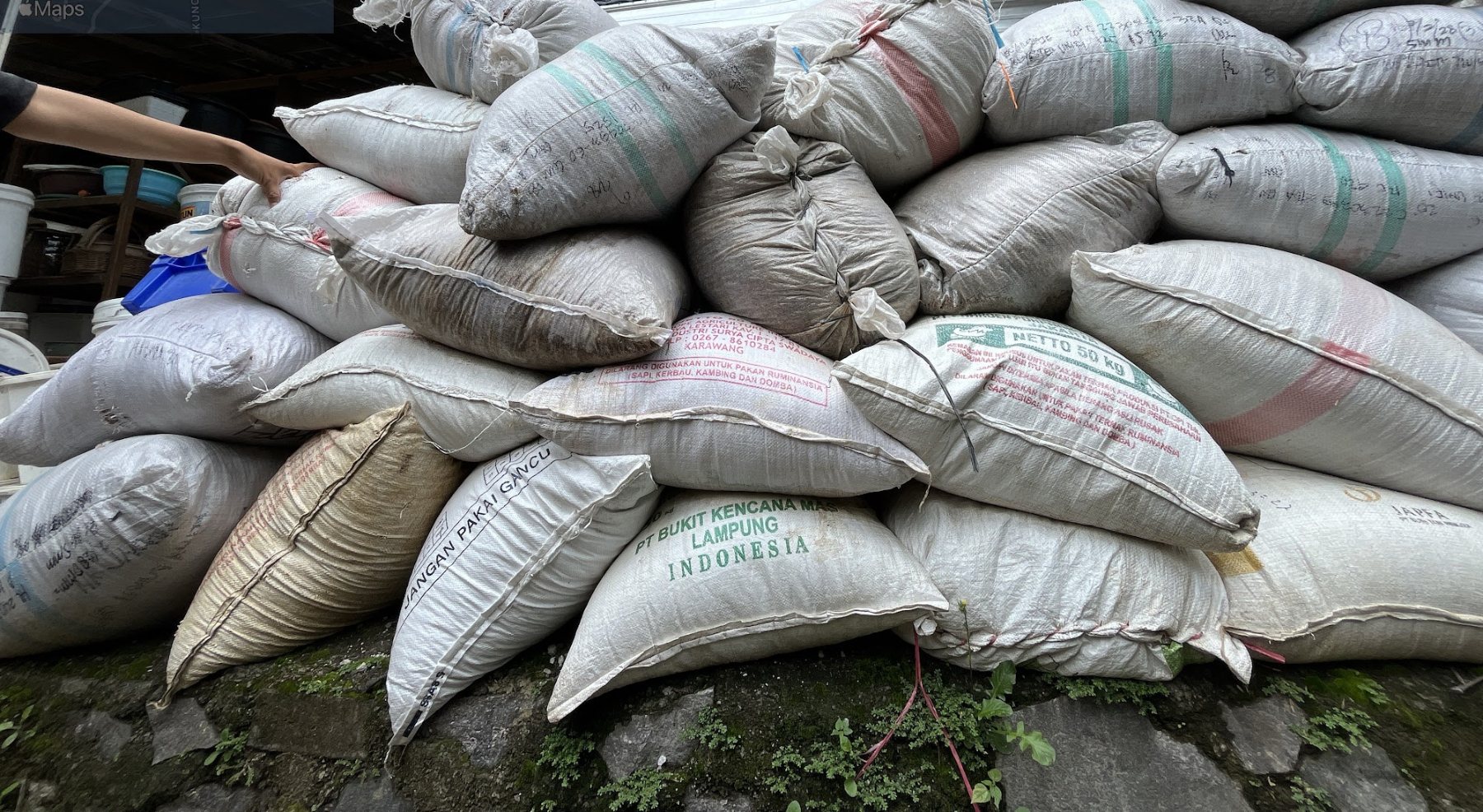 Tumpukan karung hasil olahan sampah di Plastavfall Solution, komunitas peserta Greenpreneur Academy