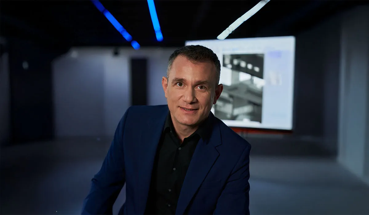 Yurik Schwab, Head of Hardware Systems at Ink Innovation, presenting on electronic bag tags