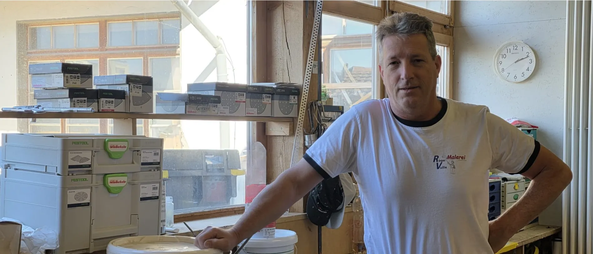 Roger Vuille steht in der Werkstadt