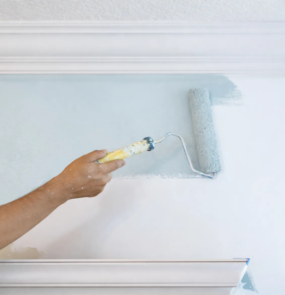 Korridor mit zwei Türrahmen. Zwischen den beiden Türen eine Wand mit 3 verschiedenen grünen Streifen