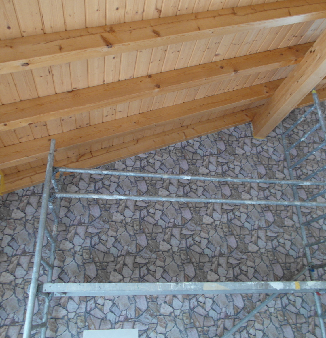 Eine grafische Fototapete mit Pflanzen, Vogel und Blumen. Davor ein grünes Sofa.