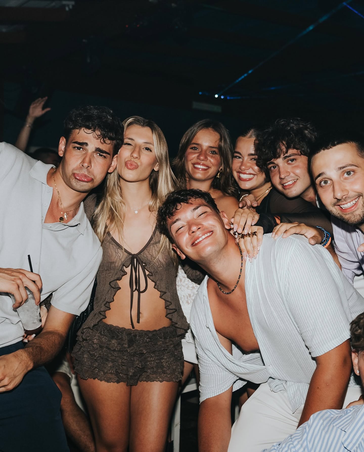 Ragazzi in posa alla discoteca Lo Sciabecco Summer Club