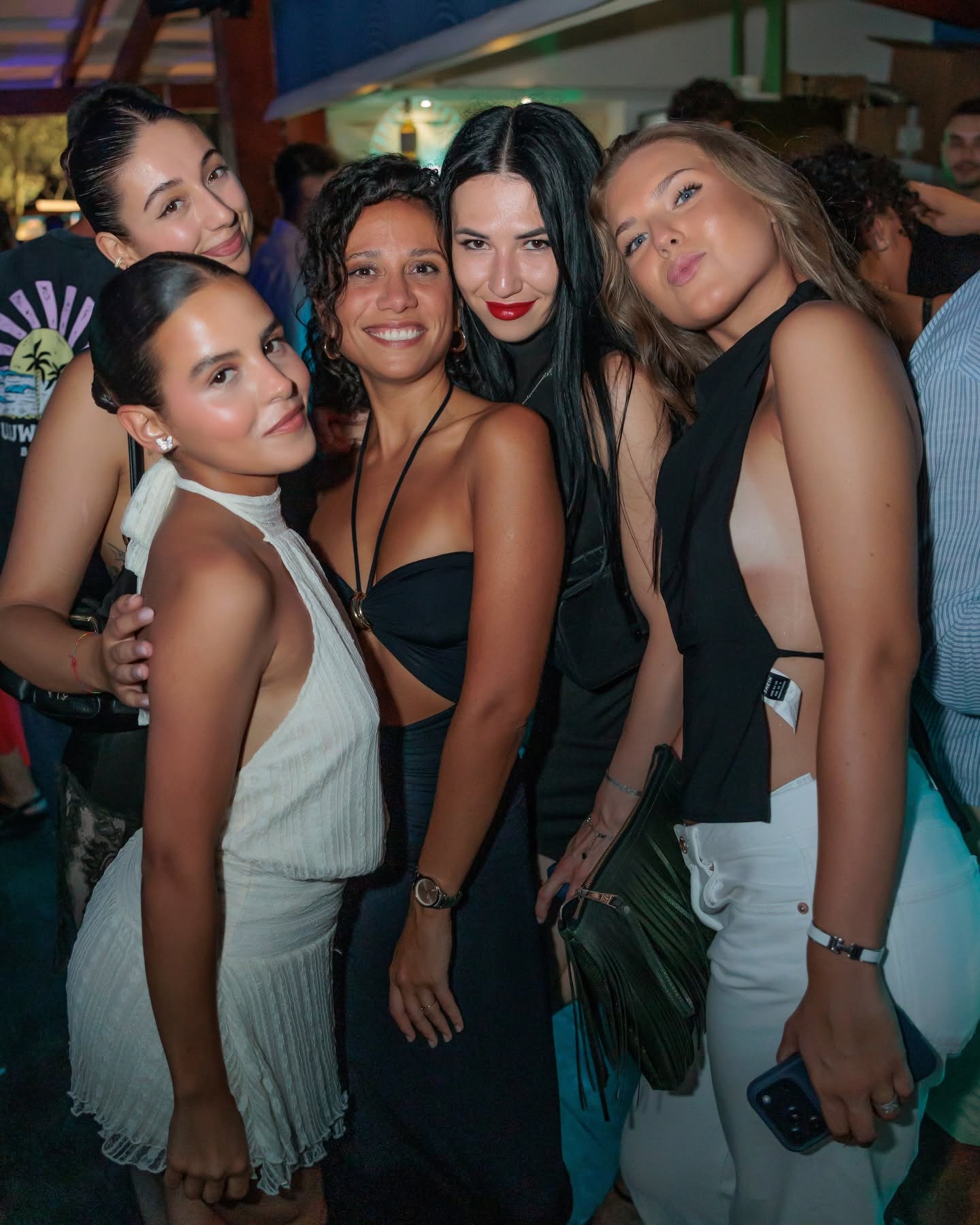 Ragazzi in posa alla discoteca Lo Sciabecco Summer Club