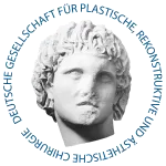 Klassische Marmorstatue eines Kopfes, umgeben von einem blauen kreisförmigen Schriftzug.