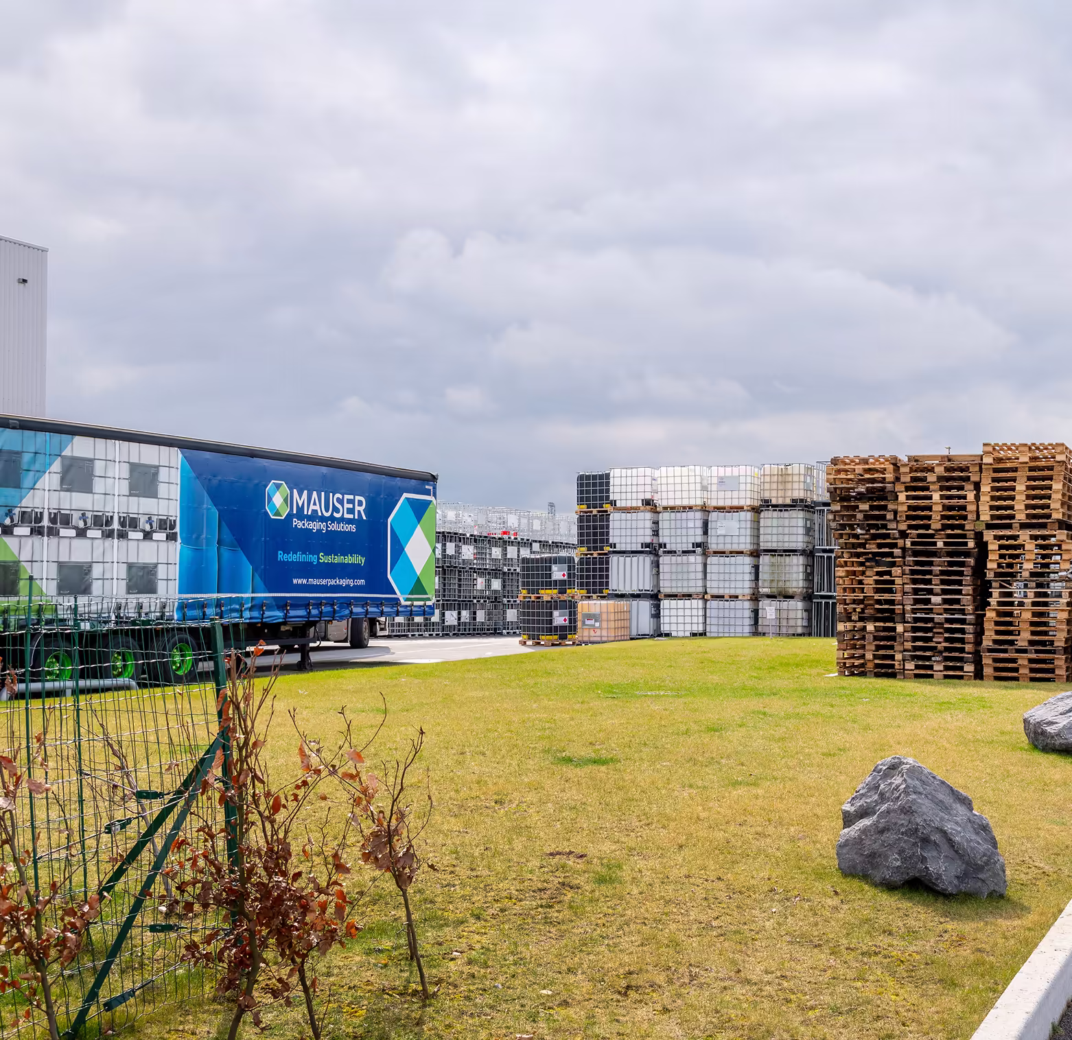 Mauser warehouse avec camions Janus Vaten
