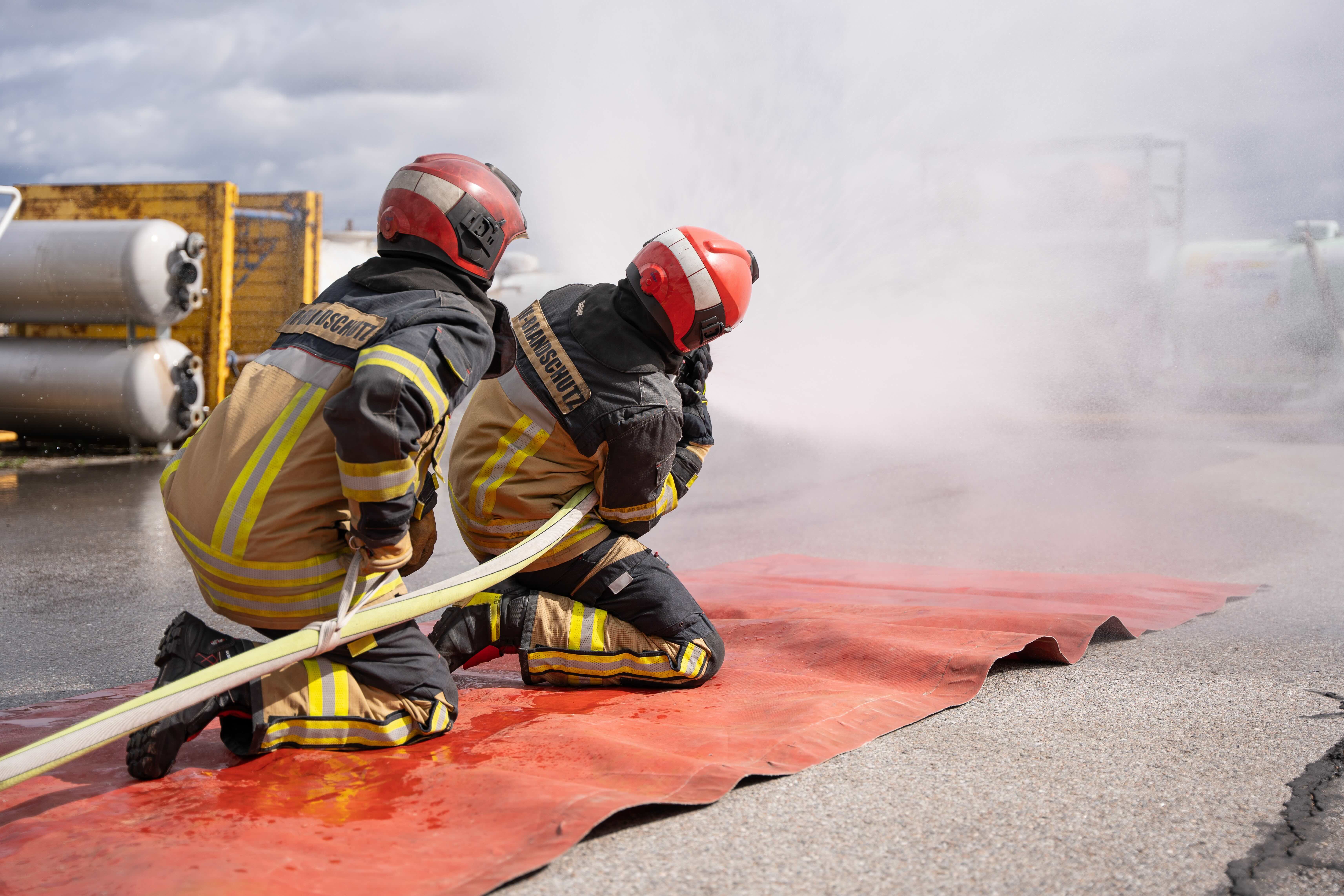 Brandschutztraining im Freien mit Teilnehmern und Ausbilder