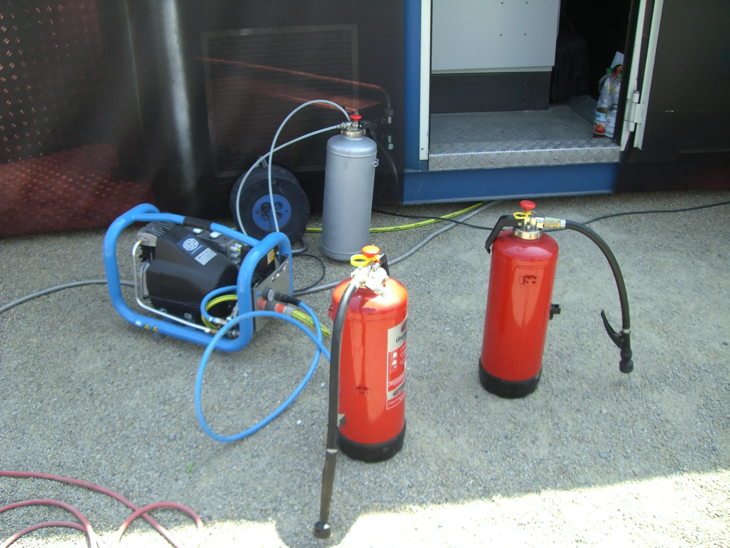 Feuerlöscher mit Prüfgerät bei der Wartung und Prüfung