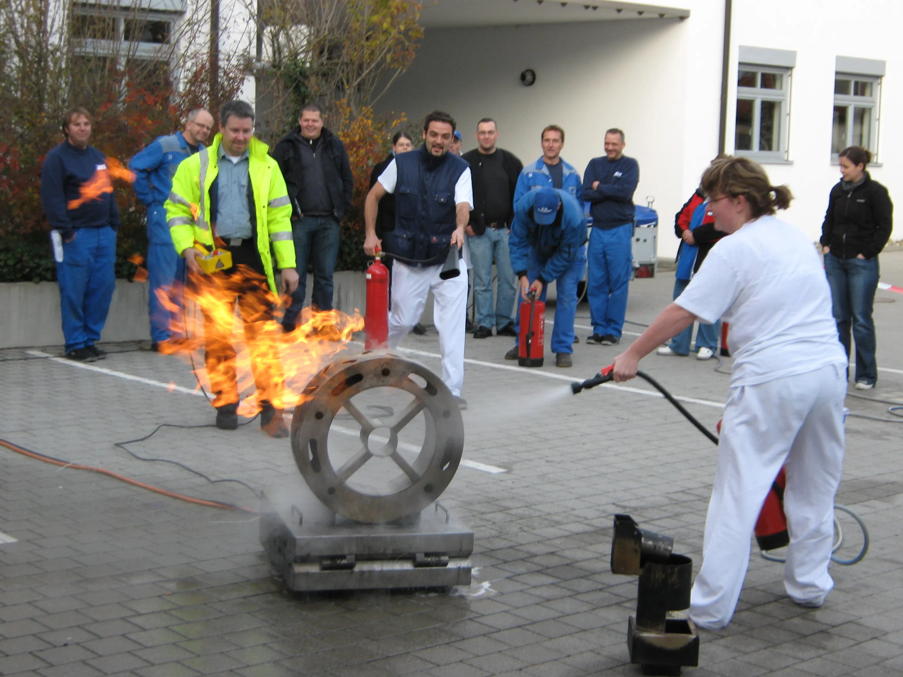 Teilnehmer löscht bei einer Übung einen Brand mit dem Feuerlöscher