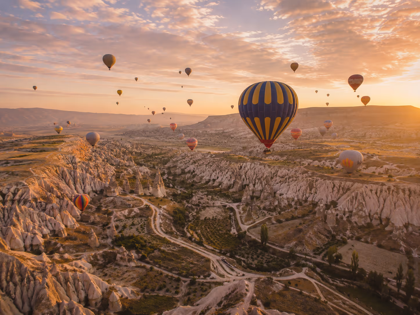 Hot air balloons at sunrise — bespoke leisure experience coordinated by Moveolux lifestyle concierge.