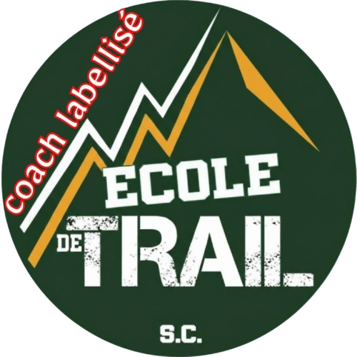 Logo avec une montagne stylisée et le texte « Coach labellisé École de Trail S.C. » sur fond vert foncé.