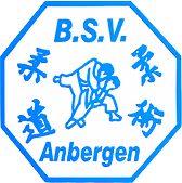 Blauw-witte octagon met een afbeelding van twee judoka's en de tekst B.S.V. Anbergen in het blauw.