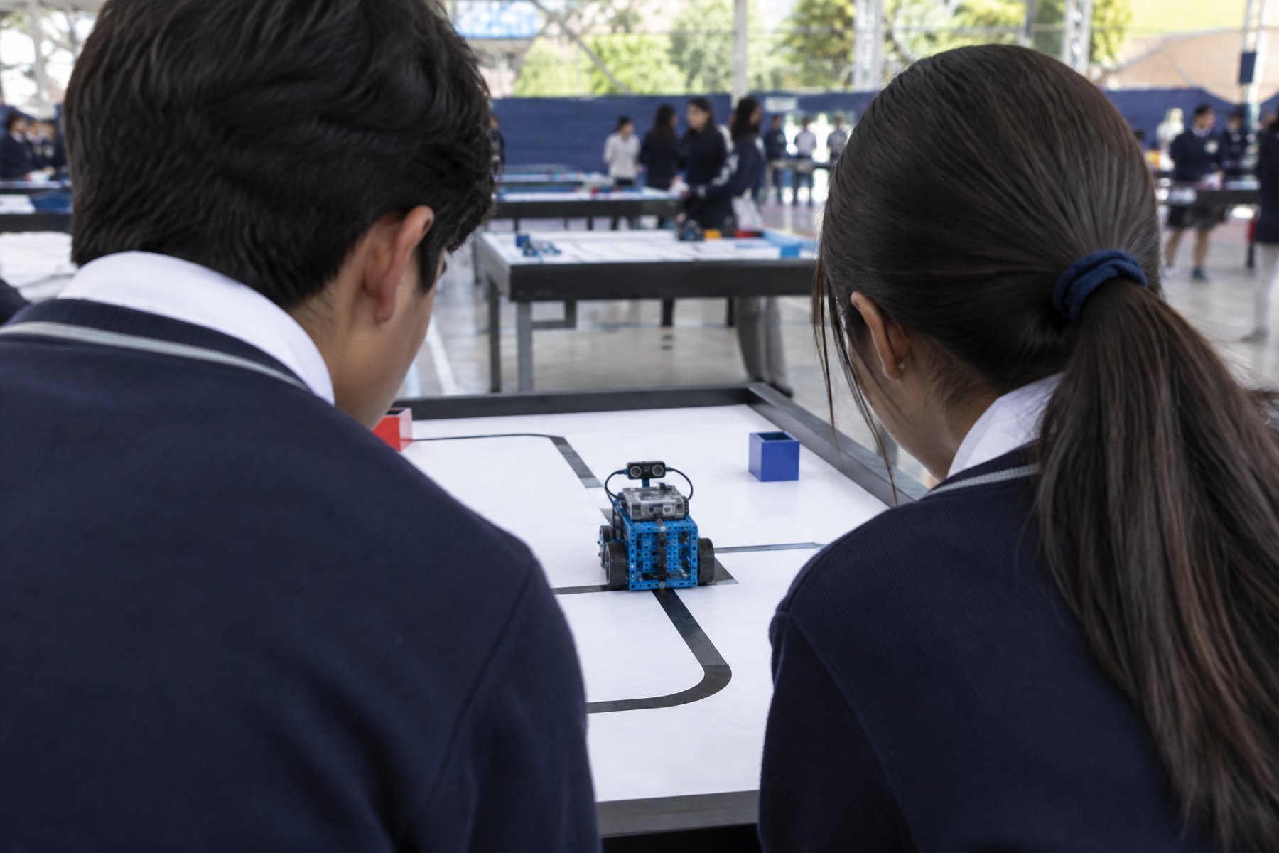 Equipo de alumnos con su robot en una competencia